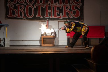 Squidling Brothers Circus, Detroit, Michigan 'daki Tangent Gallery' de canlı performans sergiliyor.