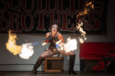 Squidling Brothers Circus, Detroit, Michigan 'daki Tangent Gallery' de canlı performans sergiliyor.