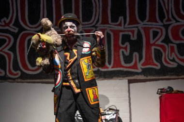 Squidling Brothers Circus, Detroit, Michigan 'daki Tangent Gallery' de canlı performans sergiliyor.