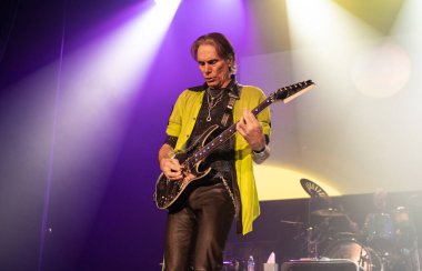 Steve Vai Detroit, Michigan 'daki Masonic Temple' da canlı performans sergiliyor.