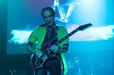 Steve Vai Detroit, Michigan 'daki Masonic Temple' da canlı performans sergiliyor.