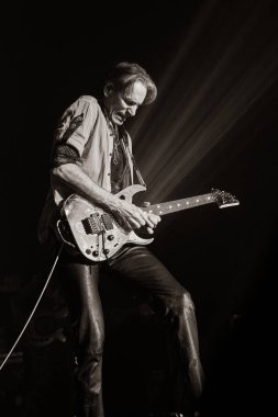 Steve Vai Detroit, Michigan 'daki Masonic Temple' da canlı performans sergiliyor.