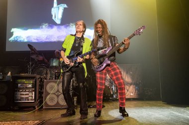 Steve Vai Detroit, Michigan 'daki Masonic Temple' da canlı performans sergiliyor.