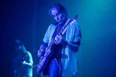 Steve Vai Detroit, Michigan 'daki Masonic Temple' da canlı performans sergiliyor.