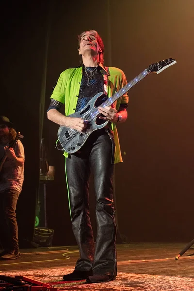 Steve Vai Detroit, Michigan 'daki Masonic Temple' da canlı performans sergiliyor.