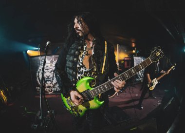 Lion Within Detroit, Michigan 'daki Token Lounge' da canlı performans sergiliyor.