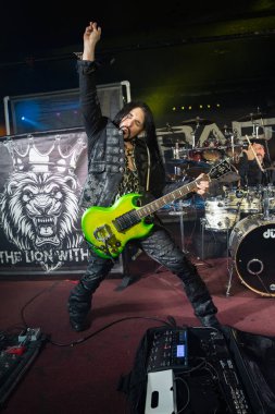 Lion Within Detroit, Michigan 'daki Token Lounge' da canlı performans sergiliyor.