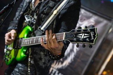 Lion Within Detroit, Michigan 'daki Token Lounge' da canlı performans sergiliyor.