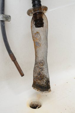 Çamaşır makinene bağlı olan iplik kapanı, çamaşır küvetindeki boşaltım suyundan arta kalan kalıntıları toplamaktır.