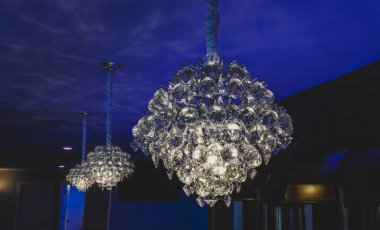 Özel yapım avize, başınızın üstünde sallanırken canlı ve parlak parlar.