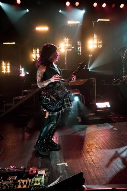 Skillet 22 Şubat 2023 'te Detroit, Michigan Fillmore' da bir Deadman 'ın Konuğu olarak canlı performans sergiliyor.