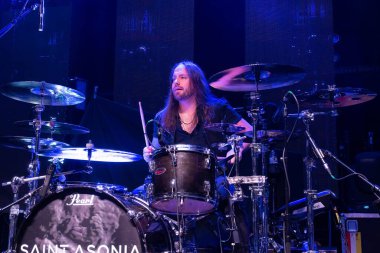 Saint Asonia 22 Şubat 2023 'te Detroit, Michigan Fillmore' da bir Deadman 'ın Konuğu olarak canlı performans sergiliyor.