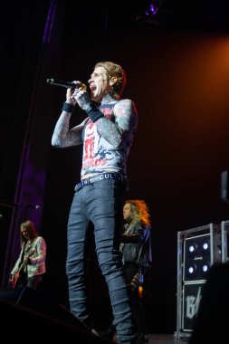 Buck Cherry, 15 Mart 2023 'te Detroit, Michigan' daki motor City Sound Board 'da Skid Row ve No Resolve ile performans sergiliyor.