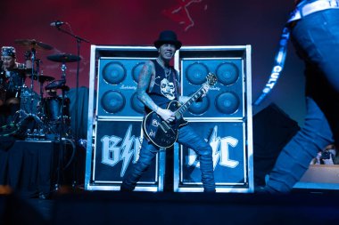 Buck Cherry, 15 Mart 2023 'te Detroit, Michigan' daki motor City Sound Board 'da Skid Row ve No Resolve ile performans sergiliyor.