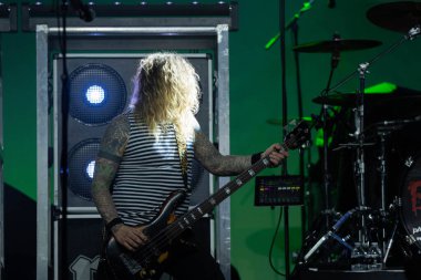 Buck Cherry, 15 Mart 2023 'te Detroit, Michigan' daki motor City Sound Board 'da Skid Row ve No Resolve ile performans sergiliyor.