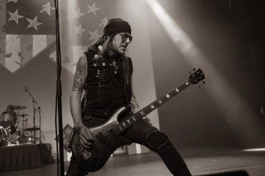 Skid Row, 15 Mart 2023 'te Detroit, Michigan' daki motor City Sound Board 'da Buck Cherry ve No Resolve ile performans sergiliyor.