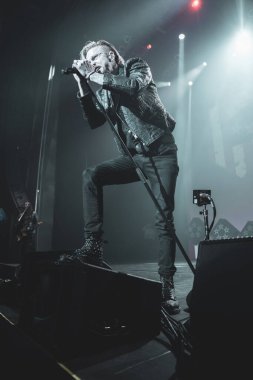 Skid Row, 15 Mart 2023 'te Detroit, Michigan' daki motor City Sound Board 'da Buck Cherry ve No Resolve ile performans sergiliyor.