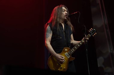 Skid Row, 15 Mart 2023 'te Detroit, Michigan' daki motor City Sound Board 'da Buck Cherry ve No Resolve ile performans sergiliyor.