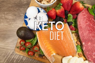 Keto diyetini gösteren metinli taze keto yiyeceklerinin arkaplan tabağı