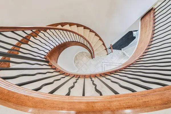 Treppe Spiralförmig Auf Ein Niedrigeres Niveau Mit Einem Hölzernen Handlauf — Stockfoto