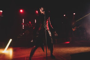 Avatar, Royal Oak, Michigan 'daki Royal Oak Müzik Tiyatrosu' nda Maya ve Yörünge Kültürü Peçesi ile canlı performans sergiliyor.