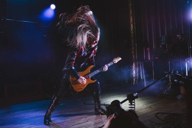 Avatar, Royal Oak, Michigan 'daki Royal Oak Müzik Tiyatrosu' nda Maya ve Yörünge Kültürü Peçesi ile canlı performans sergiliyor.