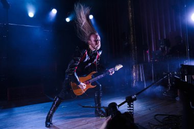 Avatar, Royal Oak, Michigan 'daki Royal Oak Müzik Tiyatrosu' nda Maya ve Yörünge Kültürü Peçesi ile canlı performans sergiliyor.