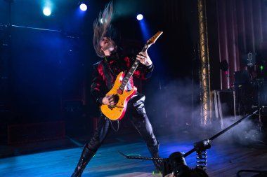 Avatar, Royal Oak, Michigan 'daki Royal Oak Müzik Tiyatrosu' nda Maya ve Yörünge Kültürü Peçesi ile canlı performans sergiliyor.