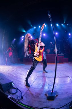 Avatar, Royal Oak, Michigan 'daki Royal Oak Müzik Tiyatrosu' nda Maya ve Yörünge Kültürü Peçesi ile canlı performans sergiliyor.