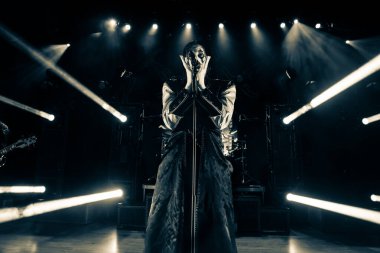 Avatar, Royal Oak, Michigan 'daki Royal Oak Müzik Tiyatrosu' nda Maya ve Yörünge Kültürü Peçesi ile canlı performans sergiliyor.