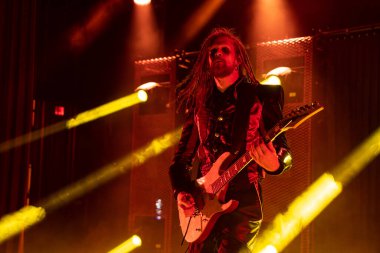 Avatar, Royal Oak, Michigan 'daki Royal Oak Müzik Tiyatrosu' nda Maya ve Yörünge Kültürü Peçesi ile canlı performans sergiliyor.