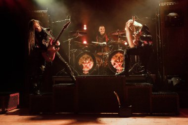 Avatar, Royal Oak, Michigan 'daki Royal Oak Müzik Tiyatrosu' nda Maya ve Yörünge Kültürü Peçesi ile canlı performans sergiliyor.