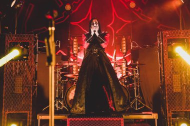 Avatar, Royal Oak, Michigan 'daki Royal Oak Müzik Tiyatrosu' nda Maya ve Yörünge Kültürü Peçesi ile canlı performans sergiliyor.