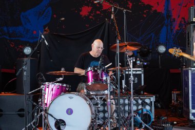 Dinozor Jr, Michigan 'daki Sterling Heights, Michigan Piyango Amfi Tiyatrosu' nda 28 Temmuz 2023 'te Clutch için özel konuk olarak canlı performans sergiliyor.