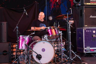 Dinozor Jr, Michigan 'daki Sterling Heights, Michigan Piyango Amfi Tiyatrosu' nda 28 Temmuz 2023 'te Clutch için özel konuk olarak canlı performans sergiliyor.