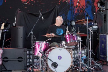 Dinozor Jr, Michigan 'daki Sterling Heights, Michigan Piyango Amfi Tiyatrosu' nda 28 Temmuz 2023 'te Clutch için özel konuk olarak canlı performans sergiliyor.