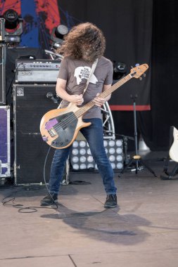 Dinozor Jr, Michigan 'daki Sterling Heights, Michigan Piyango Amfi Tiyatrosu' nda 28 Temmuz 2023 'te Clutch için özel konuk olarak canlı performans sergiliyor.