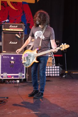 Dinozor Jr, Michigan 'daki Sterling Heights, Michigan Piyango Amfi Tiyatrosu' nda 28 Temmuz 2023 'te Clutch için özel konuk olarak canlı performans sergiliyor.