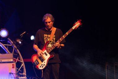 Clutch, Sterling Heights, Michigan 'daki Michigan Loto Amfitiyatrosunda özel konuk Red Fang ve Dinozor Jr.' la birlikte 7-28-2023 'te canlı performans sergiledi.