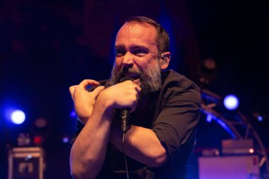 Clutch, Sterling Heights, Michigan 'daki Michigan Loto Amfitiyatrosunda özel konuk Red Fang ve Dinozor Jr.' la birlikte 7-28-2023 'te canlı performans sergiledi.