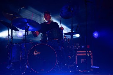 Clutch, Sterling Heights, Michigan 'daki Michigan Loto Amfitiyatrosunda özel konuk Red Fang ve Dinozor Jr.' la birlikte 7-28-2023 'te canlı performans sergiledi.