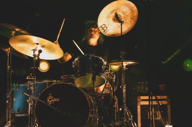 Clutch, Sterling Heights, Michigan 'daki Michigan Loto Amfitiyatrosunda özel konuk Red Fang ve Dinozor Jr.' la birlikte 7-28-2023 'te canlı performans sergiledi.
