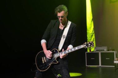 8 Temmuz 2023 'te Detroit, Michigan' daki Music Center Hall 'da canlı performans sergileyen Collective Soul