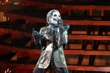 Ghost grubu, Clarkston, Michigan 'daki Pine Knob Music Theater' da özel konuk Amon Amarth ile canlı performans sergiliyor.