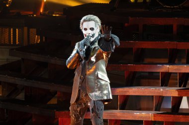Ghost grubu, Clarkston, Michigan 'daki Pine Knob Music Theater' da özel konuk Amon Amarth ile canlı performans sergiliyor.