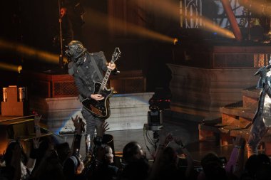 Ghost grubu, Clarkston, Michigan 'daki Pine Knob Music Theater' da özel konuk Amon Amarth ile canlı performans sergiliyor.