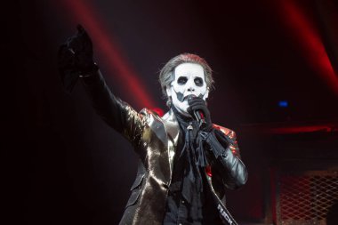 Ghost grubu, Clarkston, Michigan 'daki Pine Knob Music Theater' da özel konuk Amon Amarth ile canlı performans sergiliyor.