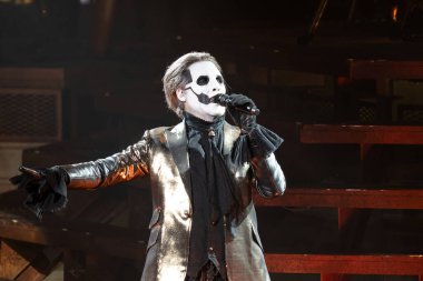 Ghost grubu, Clarkston, Michigan 'daki Pine Knob Music Theater' da özel konuk Amon Amarth ile canlı performans sergiliyor.