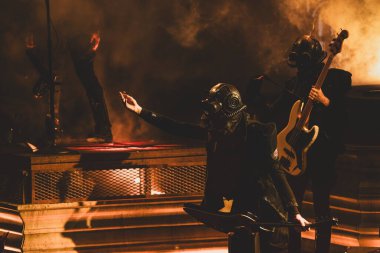 Ghost grubu, Clarkston, Michigan 'daki Pine Knob Music Theater' da özel konuk Amon Amarth ile canlı performans sergiliyor.