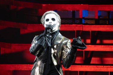 Ghost grubu, Clarkston, Michigan 'daki Pine Knob Music Theater' da özel konuk Amon Amarth ile canlı performans sergiliyor.